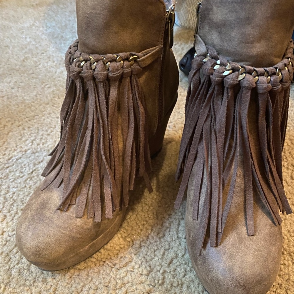 Wild G Fringe Wedges